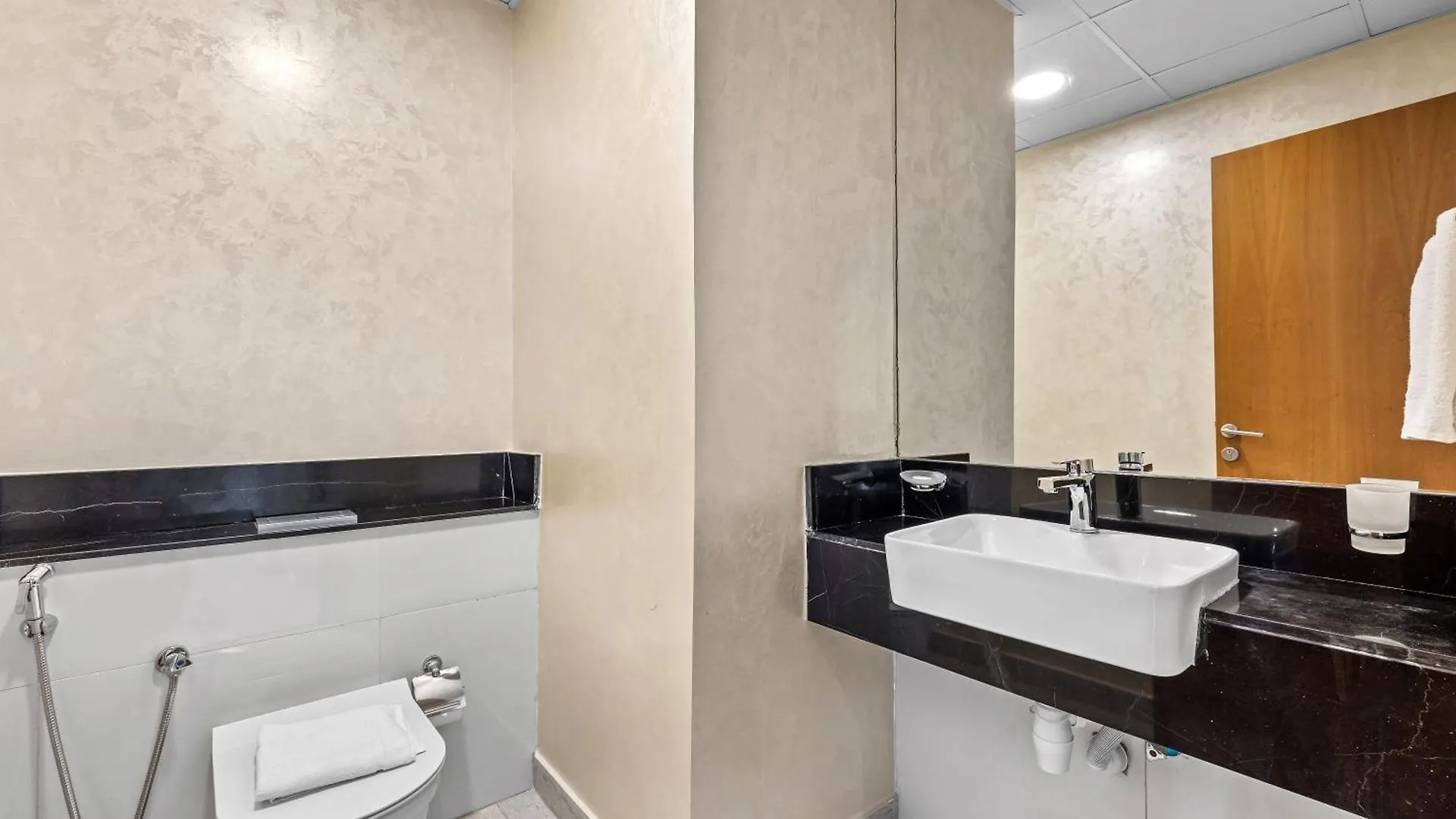 Unlock Waters Edge Apartment Dubai 0*,  United Arab Emirates